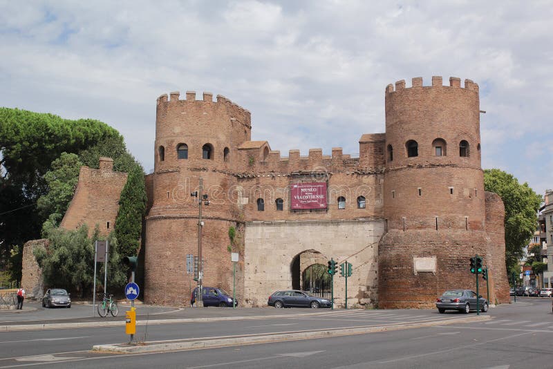 Rome, Italie - 2 septembre 2017 : Belle porte de Porta San Paolo dans un jour d'été photos libres de droits Rome, Italie - 2 septembre 2017 : Belle porte de Porta San Paolo dans un jour d'été photos libres de droits