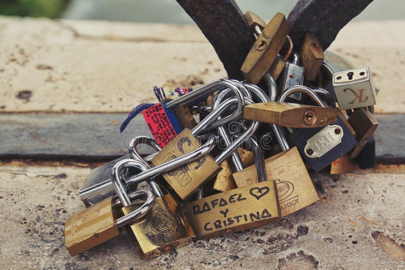 Rome, Italie - 2 septembre 2017 : Belle serrure pour le coup de couples sur le pont photos libres de droits Rome, Italie - 2 septembre 2017 : Belle serrure pour le coup de couples sur le pont photos libres de droits