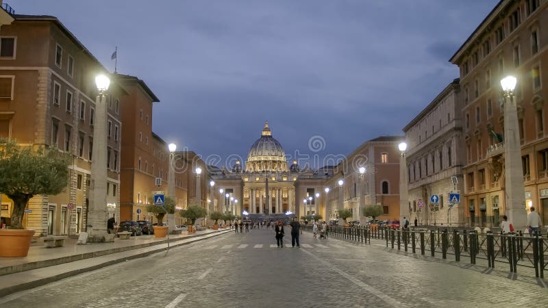 ROME, ITALIE SEPTEMBRE, 6, 2016 : nuit tirée de la basilique de St Peter de par l'intermédiaire du conciliazione à Rome photos stock ROME, ITALIE SEPTEMBRE, 6, 2016 : nuit tirée de la basilique de St Peter de par l'intermédiaire du conciliazione à Rome photos stock