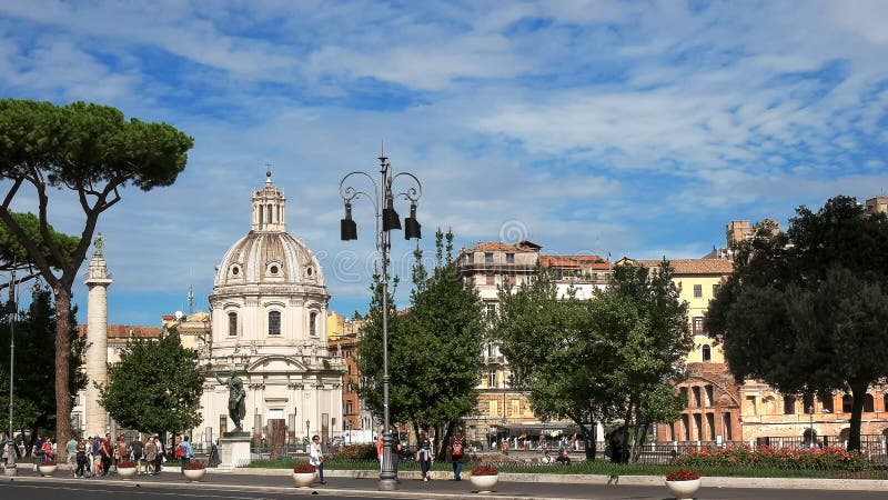 ROME, ITALIE 29 SEPTEMBRE 2015 : vue d'exteriow de l'église du nom le plus saint de Mary, Rome, images stock ROME, ITALIE 29 SEPTEMBRE 2015 : vue d'exteriow de l'église du nom le plus saint de Mary, Rome, images stock