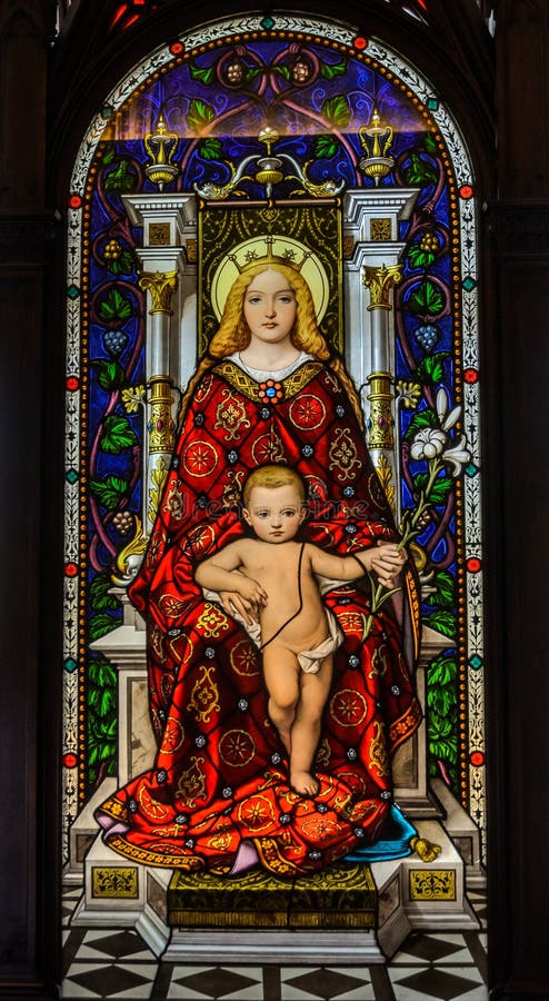 ROME, ITALIË - AUGUSTUS 2018: Gebrandschilderd glas op het glas: het pictogram van de Moeder van God met de kleine Jesus royalty-vrije stock foto's ROME, ITALIË - AUGUSTUS 2018: Gebrandschilderd glas op het glas: het pictogram van de Moeder van God met de kleine Jesus royalty-vrije stock foto's