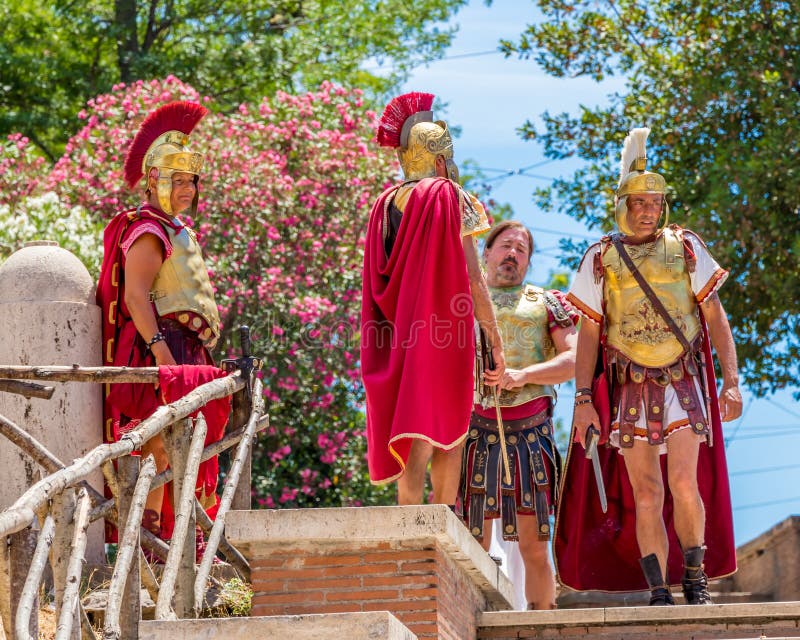 Rome, Italië - Juli 2, 2017: Roman stratenlegionairs wachten op toeristen, Rome, Italië stock afbeeldingen Rome, Italië - Juli 2, 2017: Roman stratenlegionairs wachten op toeristen, Rome, Italië stock afbeeldingen