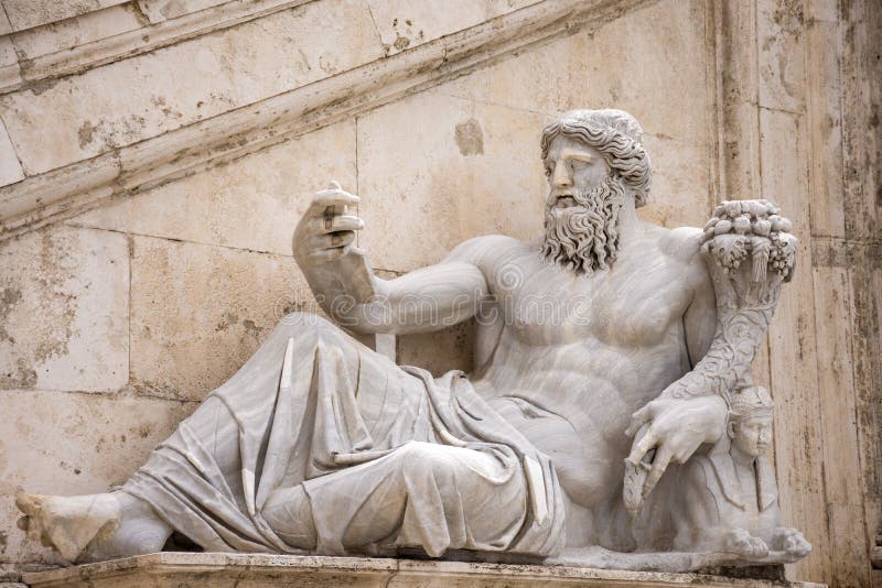 ROME, ITALIË - MEI 3, 2019: Het Standbeeld van Nile River La-statua del Nilo in Palazzo Senatorio in Capitoline-vierkant stock fotografie ROME, ITALIË - MEI 3, 2019: Het Standbeeld van Nile River La-statua del Nilo in Palazzo Senatorio in Capitoline-vierkant stock fotografie