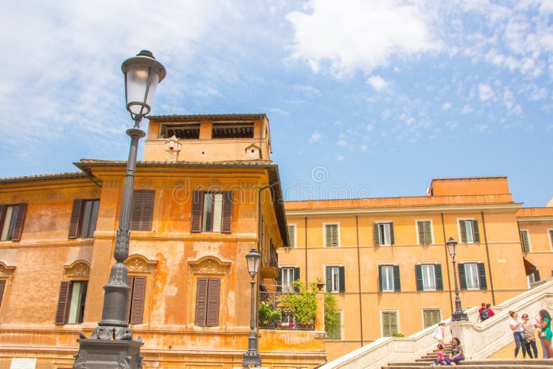 Rome, Italië - Mei 30, 2018: mooi oud oranje Roman huis naast de Spaanse Stappen op Piazza Di Spagna royalty-vrije stock fotografie Rome, Italië - Mei 30, 2018: mooi oud oranje Roman huis naast de Spaanse Stappen op Piazza Di Spagna royalty-vrije stock fotografie
