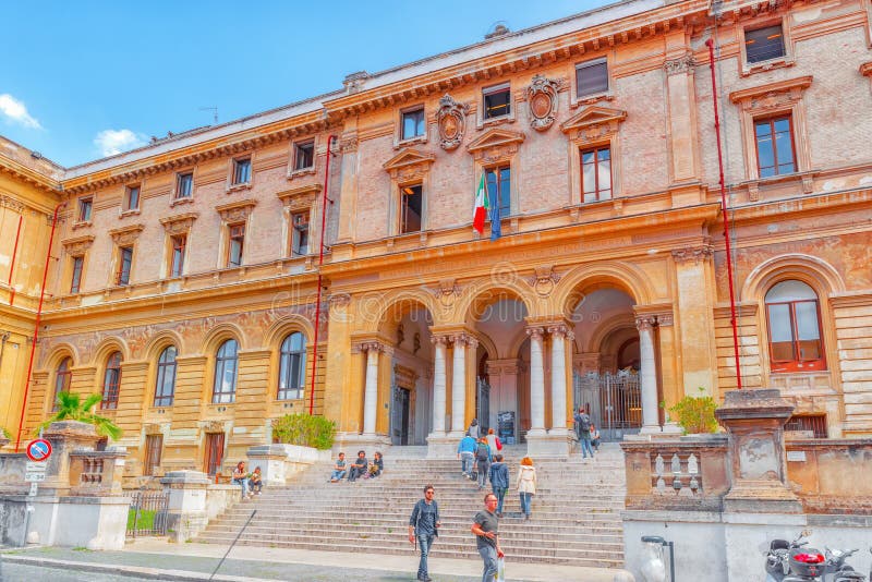 ROME, ITALIË - MEI 08, 2017: Student ` s dichtbij Universiteit van Rome L stock fotografie ROME, ITALIË - MEI 08, 2017: Student ` s dichtbij Universiteit van Rome L stock fotografie