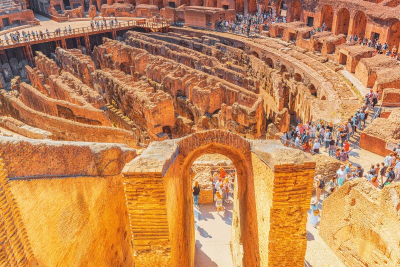 ROME, ITALIË - MEI 08, 2017: Toerist ` s binnen het amfitheater o royalty-vrije stock afbeelding ROME, ITALIË - MEI 08, 2017: Toerist ` s binnen het amfitheater o royalty-vrije stock afbeelding