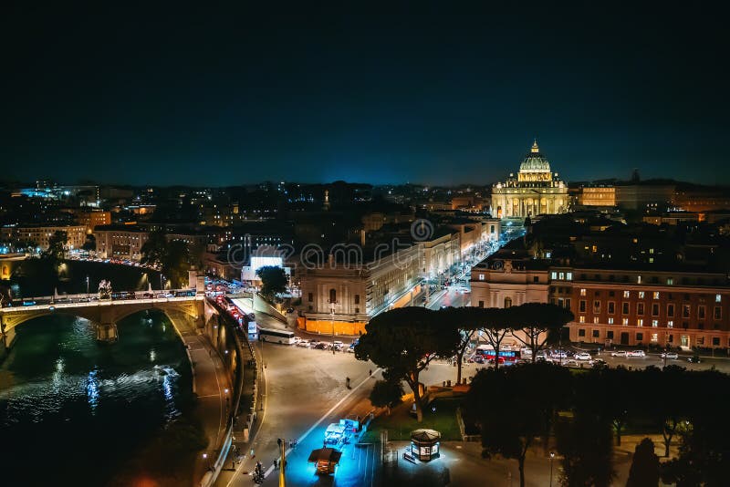 Rome, Italië, panorama van het historische centrum 's nachts Vaticaandome van Saint Peter Basilica, brug over de Tiber rivier en royalty-vrije stock foto Rome, Italië, panorama van het historische centrum 's nachts Vaticaandome van Saint Peter Basilica, brug over de Tiber rivier en royalty-vrije stock foto