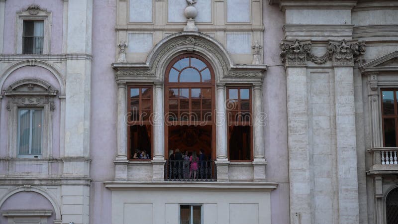Rome italië 3 september 2023. sluiting van het raam santagnese in de 17e eeuw barokke - kerktoeristen