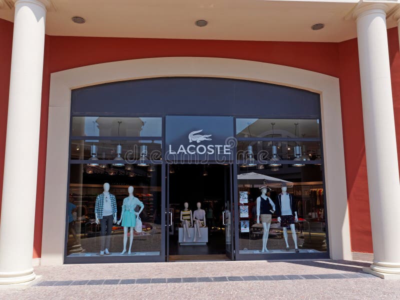 Tilintetgøre basen Forladt Lacoste Store in Rome, Italy. Editorial Stock Photo - Image of shop,  product: 118575568