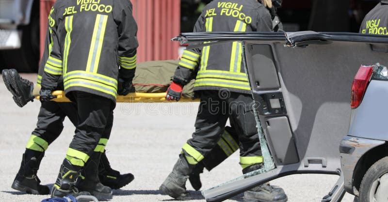 Rome RM, Italien - Maj 16, 2019: brandmanbårbärare och en w