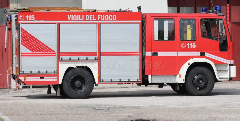 Rome RM, Italien - Maj 23, 2018: brandmotor med text VIGILI DEL