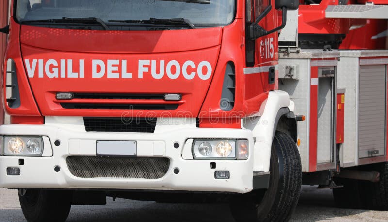 Rome RM, Italien - Maj 23, 2019: lastbilbrandmän med text VIG