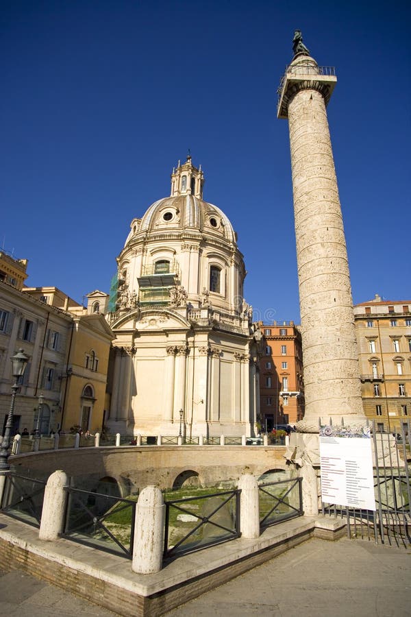 Rome Trajans kolonn kyrkan av St Mary forumet av Trajan arkivfoto Rome Trajans kolonn kyrkan av St Mary forumet av Trajan arkivfoto
