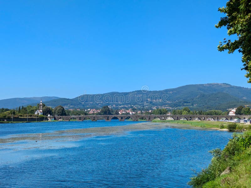 Romeinse oude middeleeuwse brug Portugal stock afbeeldingen