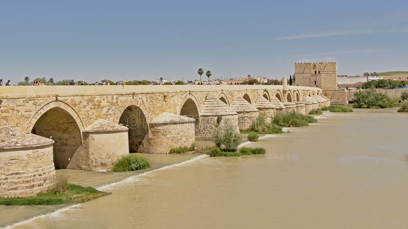Romersk bro över det Gaudalquivir och Calahorra tornet, stärkt port i den historiska mitten av Cordoba arkivbild Romersk bro över det Gaudalquivir och Calahorra tornet, stärkt port i den historiska mitten av Cordoba arkivbild