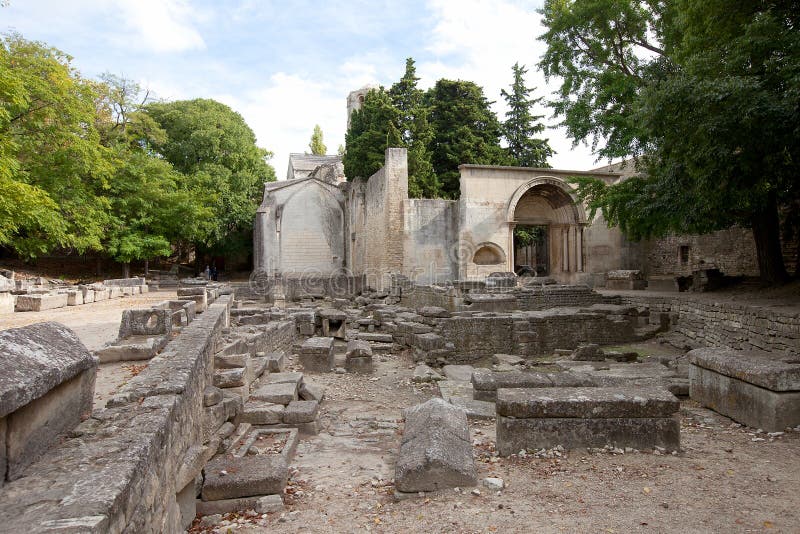 Romersk nekropol (Alyscamps) i Arles, Frankrike