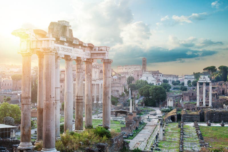 Romerskt fördärvar i Rome, forum mot molnig himmel italy rome arkivfoton Romerskt fördärvar i Rome, forum mot molnig himmel italy rome arkivfoton