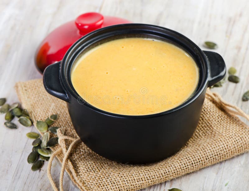 Romige pompoensoep op een houten tafel royalty-vrije stock foto's
