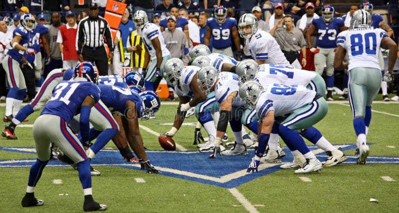 romo d'offense de géants de la défense de cowboys élégant photos stock romo d'offense de géants de la défense de cowboys élégant photos stock