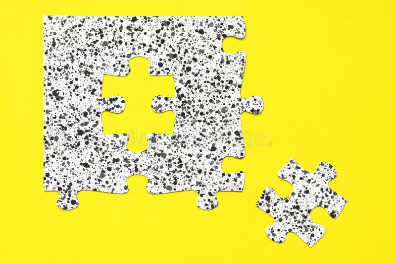 Rompecabezas Blanco Con Una Pieza Que No Encaja Foto de archivo