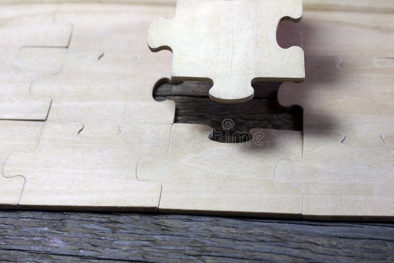 Rompecabezas en concepto del asunto de las personas de las tarjetas de madera imagen de archivo Rompecabezas en concepto del asunto de las personas de las tarjetas de madera imagen de archivo