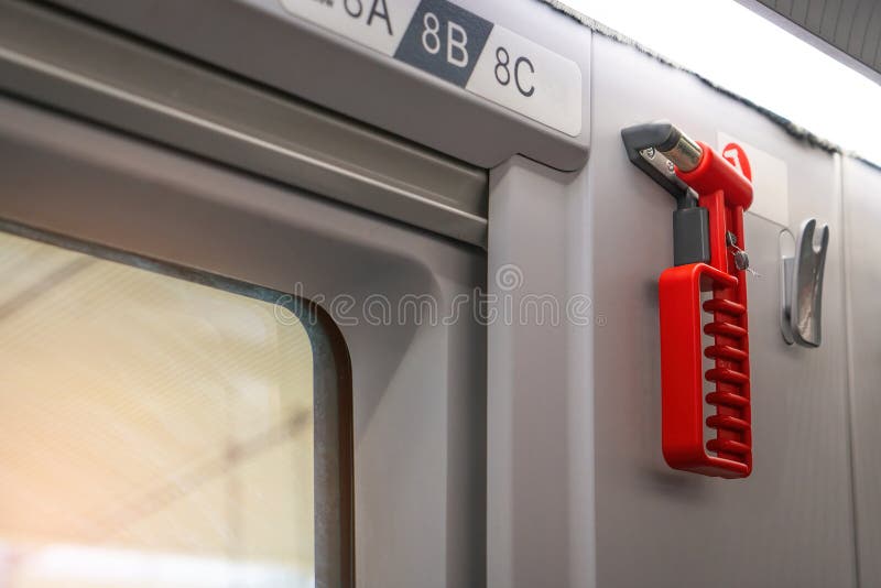 Digital desaparecer Descuidado Rompedor De Vidrio Martillo En El Autobús De Tranvía Y El Coche. Martillo  De Vidrio De Seguridad Rojo Montado O Colgado Cerca Del Imagen de archivo -  Imagen de mano, espejo: 198507555