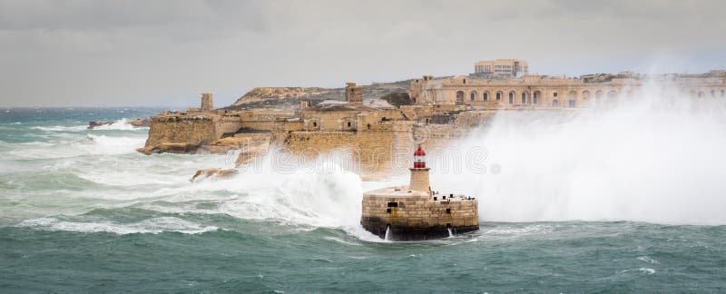 Rompeolas y faro del este de Ricasoli soportar el mar crudo y altas ondas imágenes de archivo libres de regalías Rompeolas y faro del este de Ricasoli soportar el mar crudo y altas ondas imágenes de archivo libres de regalías
