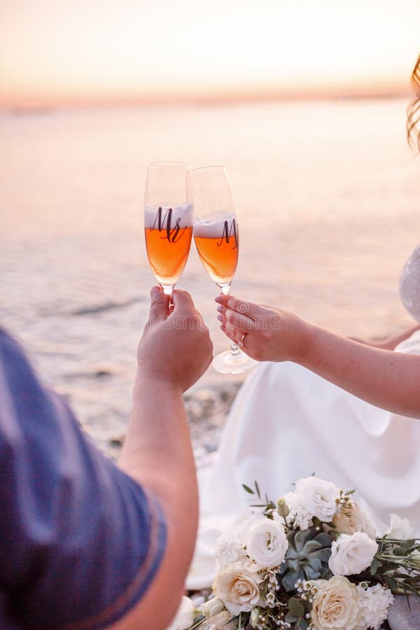 Romántica pareja que disfruta del vino junto al mar imagen de archivo libre de regalías Romántica pareja que disfruta del vino junto al mar imagen de archivo libre de regalías
