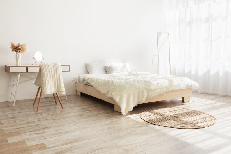 Romántico boho minimalista y moderno interior. plantas secas en florero espejo sobre muebles fotos de archivo