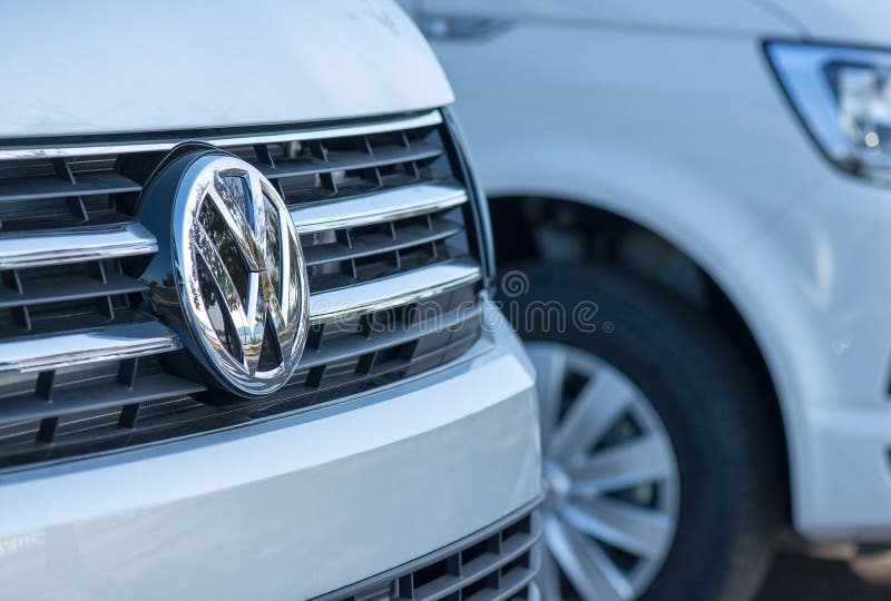 ROMÊNIA 2 DE SETEMBRO DE 2017: Logotipo de Volkswagen o 2 de setembro de 2017 em ROMÊNIA Volkswagen é um headquarte alemão do fab imagem de stock ROMÊNIA 2 DE SETEMBRO DE 2017: Logotipo de Volkswagen o 2 de setembro de 2017 em ROMÊNIA Volkswagen é um headquarte alemão do fab imagem de stock