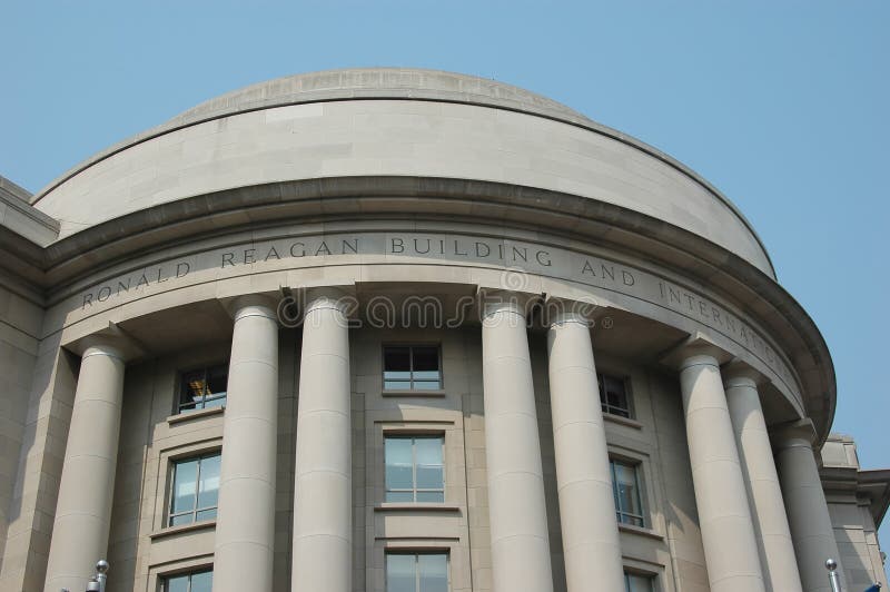 El edificio a internacional comercio sobre el.