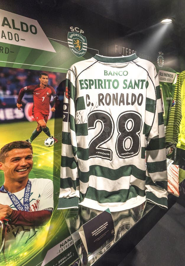 Gio CR7 on X: Cristiano Ronaldo avec le maillot du Sporting, chez lui au  stade José Alvalade 💚  / X