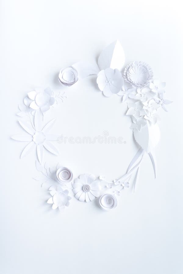 Rond kader met Witboekbloemen op witte achtergrond stock illustratie Rond kader met Witboekbloemen op witte achtergrond stock illustratie