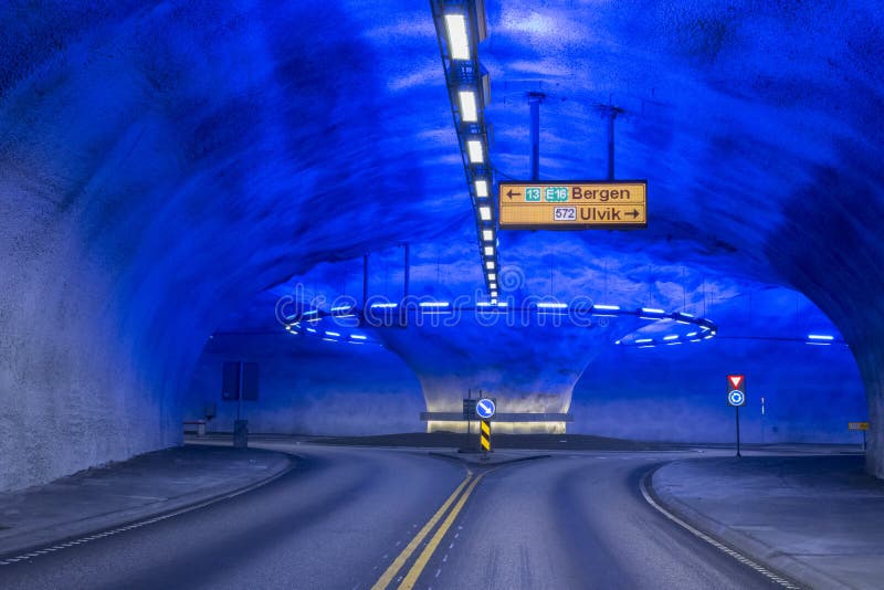 Rond point de tunnel en Norvège photographie stock libre de droits Rond point de tunnel en Norvège photographie stock libre de droits