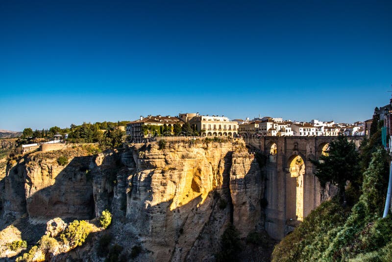 RONDA ANDALUSIA/SPANIEN - OKTOBER 08 2017: SIKT PÅ RONDA OCH DEN GAMLA STENBRON arkivfoto RONDA ANDALUSIA/SPANIEN - OKTOBER 08 2017: SIKT PÅ RONDA OCH DEN GAMLA STENBRON arkivfoto