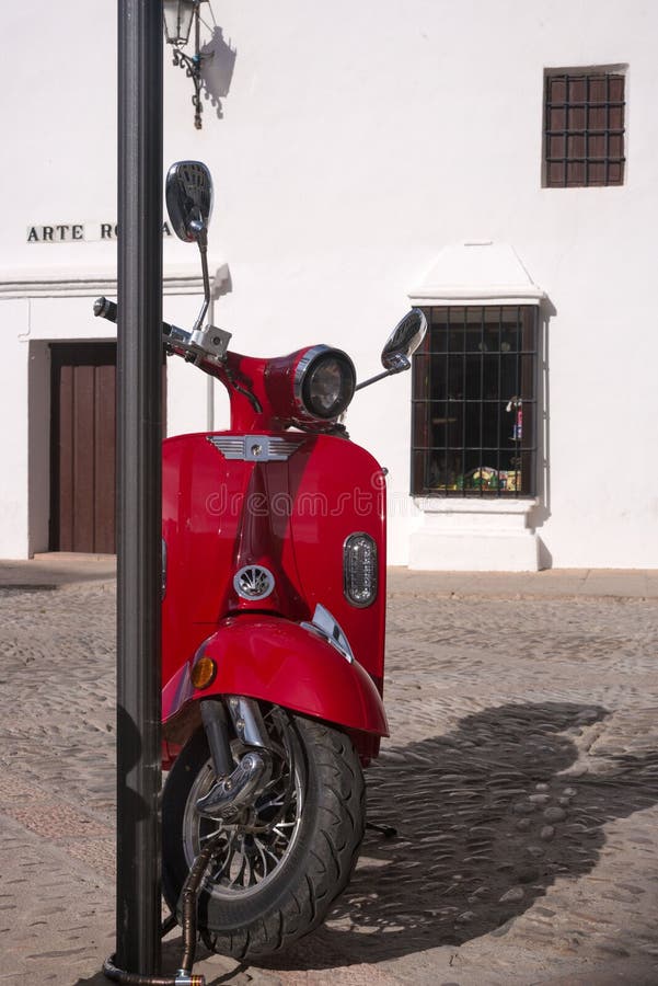 Ronda, Ισπανία, το Φεβρουάριο του 2019 Ένα παλαιό ιταλικό κόκκινο μηχανικό δίκυκλο σταθμεύουν κοντά στην κύρια έλξη της Ronda - η στοκ φωτογραφία με δικαίωμα ελεύθερης χρήσης Ronda, Ισπανία, το Φεβρουάριο του 2019 Ένα παλαιό ιταλικό κόκκινο μηχανικό δίκυκλο σταθμεύουν κοντά στην κύρια έλξη της Ronda - η στοκ φωτογραφία με δικαίωμα ελεύθερης χρήσης