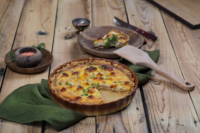 Ronde blozende open pastei met groente en kaas het vullen stock afbeelding Ronde blozende open pastei met groente en kaas het vullen stock afbeelding