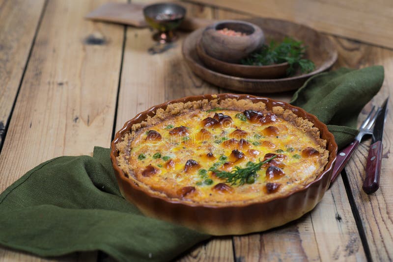 Ronde blozende open pastei met groente en kaas het vullen stock fotografie Ronde blozende open pastei met groente en kaas het vullen stock fotografie