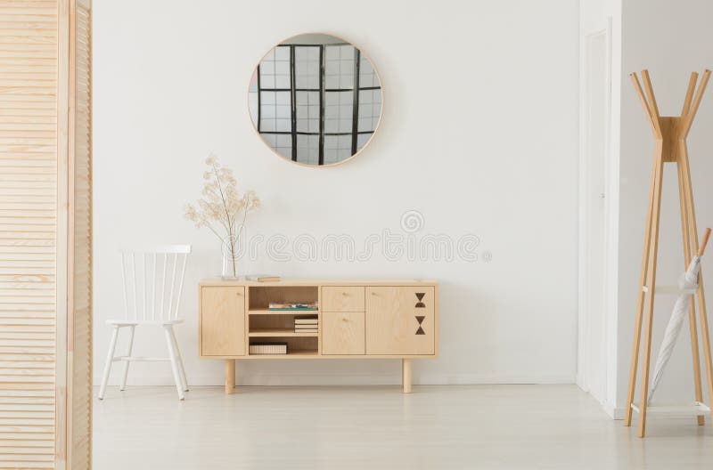 Ronde spiegel boven houten kabinet, echte foto met exemplaarruimte stock afbeeldingen Ronde spiegel boven houten kabinet, echte foto met exemplaarruimte stock afbeeldingen