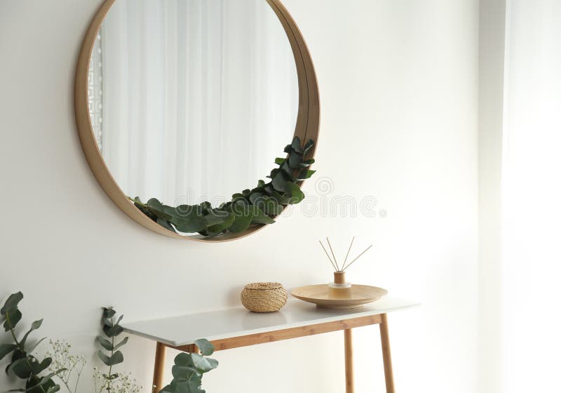 Ronde Spiegel Houten Frame in Kamer Stock Foto - Image riet, eucalyptus: