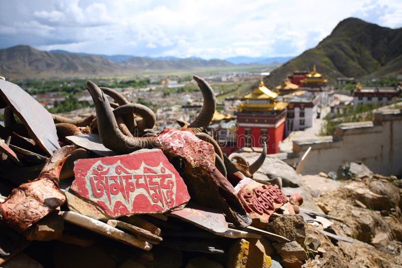 Ronzio del OM Mani Padme di mantra, monastero Tibet fotografia stock libera da diritti Ronzio del OM Mani Padme di mantra, monastero Tibet fotografia stock libera da diritti