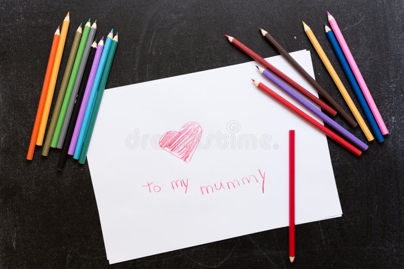 Rood die hart op Witboek door potlood op zwarte achtergrond wordt getrokken Potloden rond Het concept van de liefdemoederdag Aan royalty-vrije stock fotografie Rood die hart op Witboek door potlood op zwarte achtergrond wordt getrokken Potloden rond Het concept van de liefdemoederdag Aan royalty-vrije stock fotografie