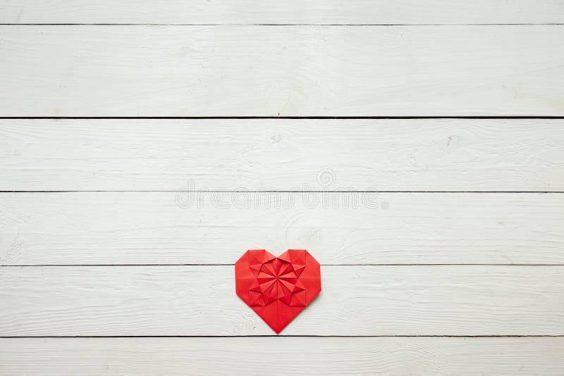Rood document gevouwen origamihart De liefdesymbool van de valentijnskaartendag De vakantieprentbriefkaar van Nice, het malplaatj royalty-vrije stock afbeeldingen Rood document gevouwen origamihart De liefdesymbool van de valentijnskaartendag De vakantieprentbriefkaar van Nice, het malplaatj royalty-vrije stock afbeeldingen