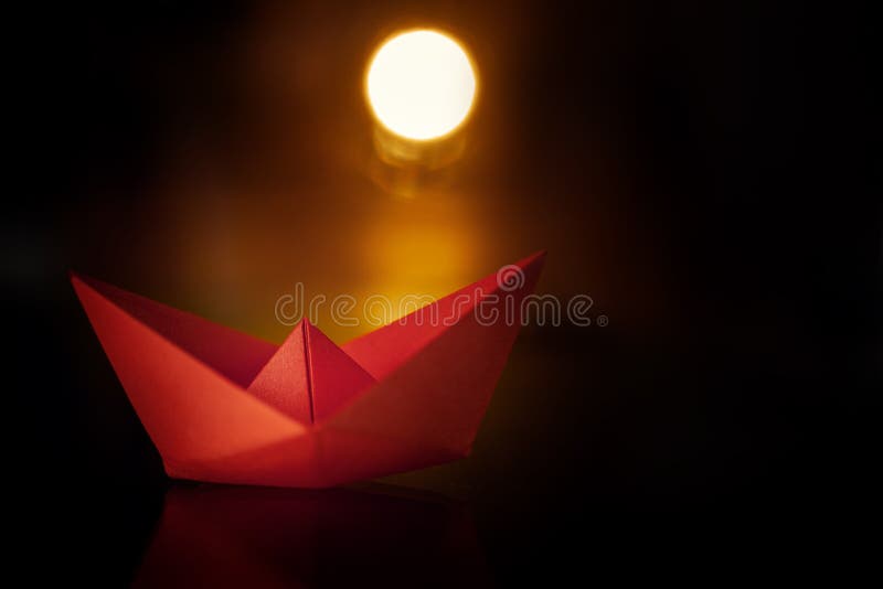 Rood document schip op zonsondergang Document zeilboot op donkere achtergrond stock fotografie Rood document schip op zonsondergang Document zeilboot op donkere achtergrond stock fotografie
