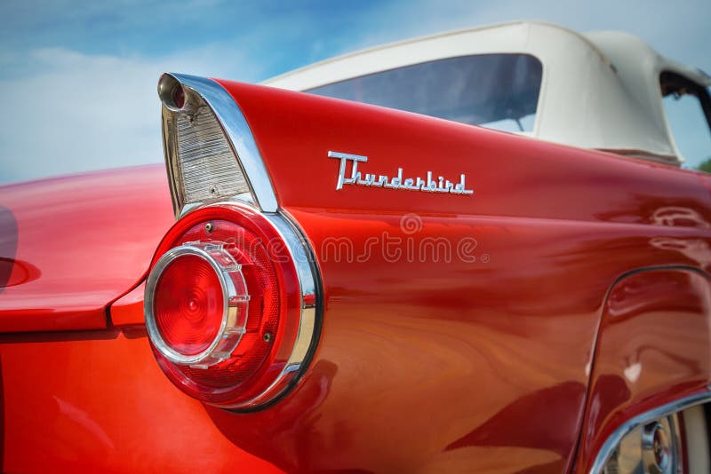 Rood 1956 Ford Thunderbird Convertible Classic Car