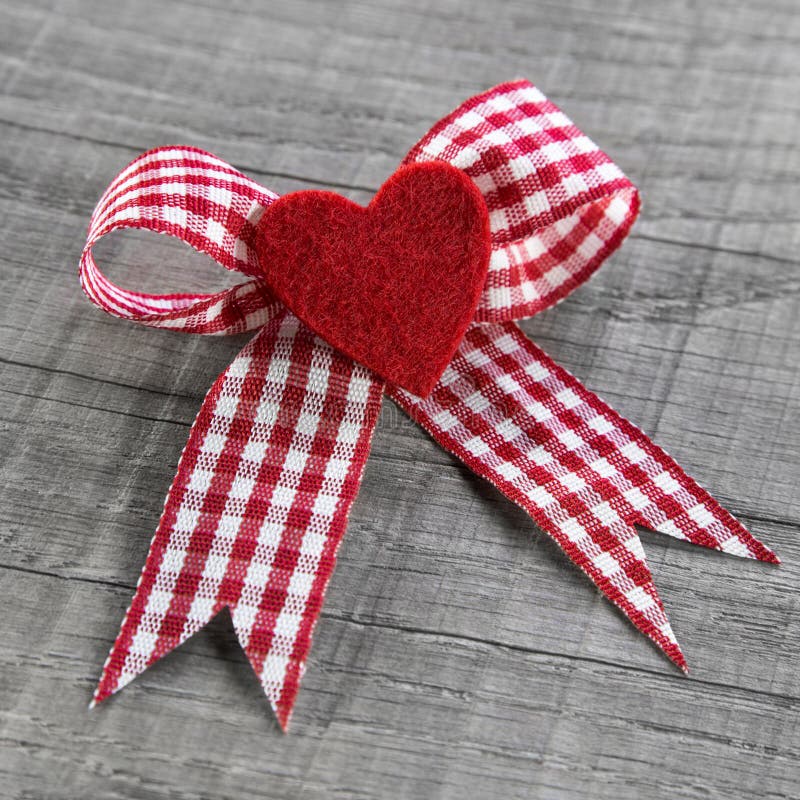 Rood hart met een rood wit gecontroleerd lint voor valentijnskaartendag.