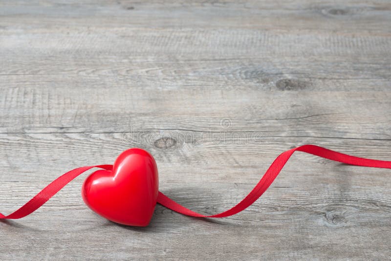 Rood hart op houten achtergrond stock afbeeldingen Rood hart op houten achtergrond stock afbeeldingen