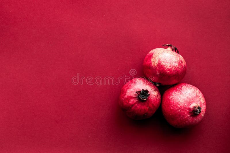 Rood met granaatappel voor hoogste de meningsmodel dat van het restaurantmenu wordt geplaatst royalty-vrije stock afbeeldingen Rood met granaatappel voor hoogste de meningsmodel dat van het restaurantmenu wordt geplaatst royalty-vrije stock afbeeldingen