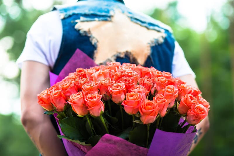 Rood nam toe Mens het verbergen achter een boeket van bloemen royalty-vrije stock fotografie Rood nam toe Mens het verbergen achter een boeket van bloemen royalty-vrije stock fotografie