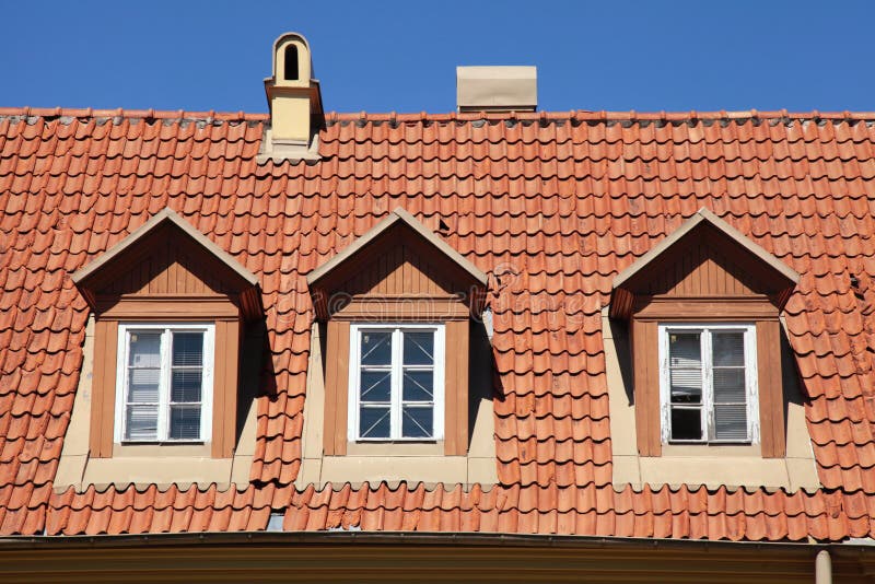 Rood tegeldak van oud huis stock fotografie Rood tegeldak van oud huis stock fotografie